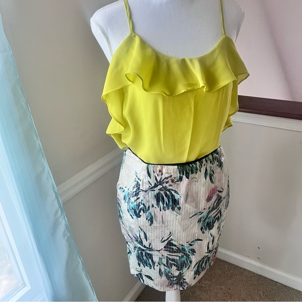 H&M Sequin Flower Print size 6 skirt with gold zipper closure